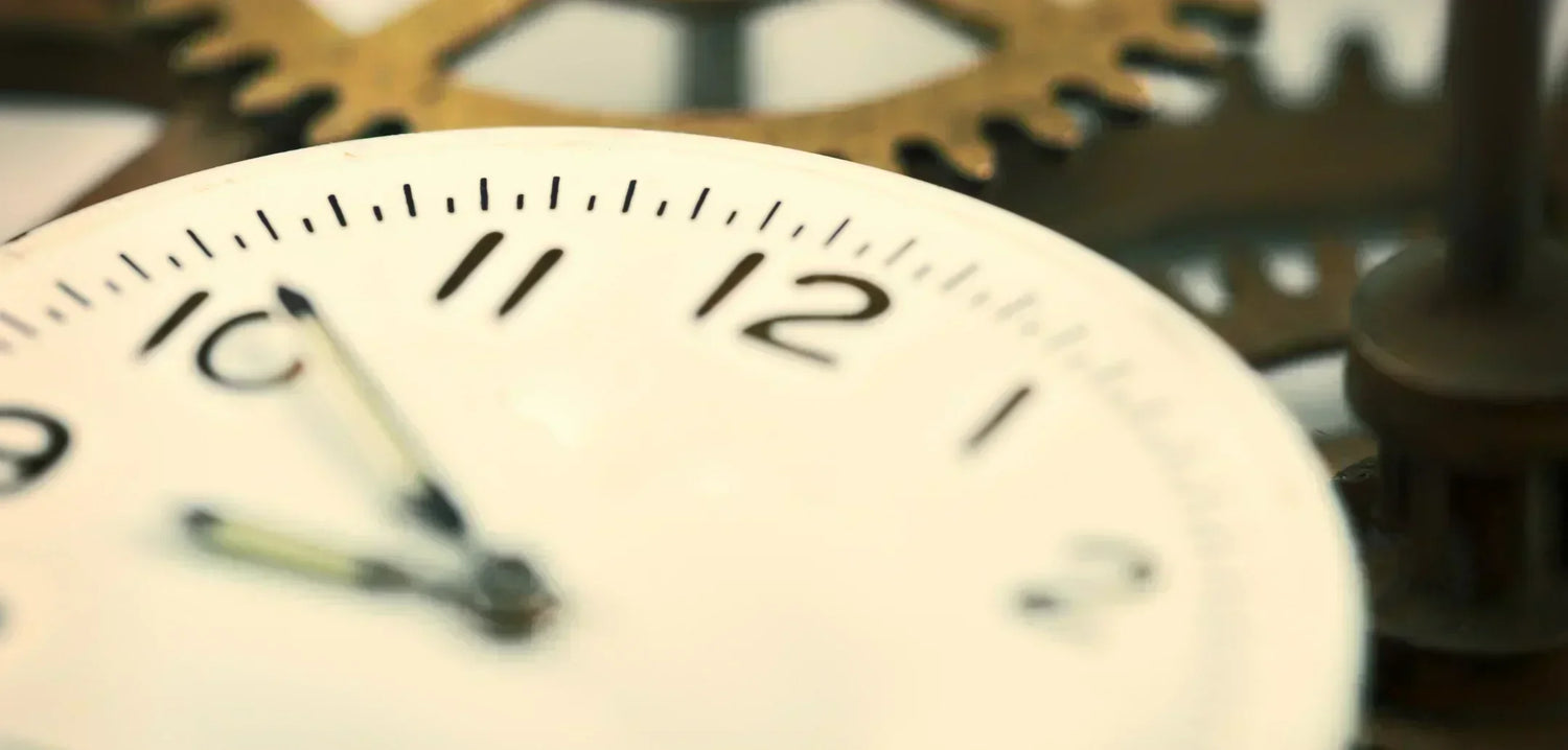 Clock face with hands showcasing mechanizmy kwarcowe for wykonania zegara to zrobić zegar