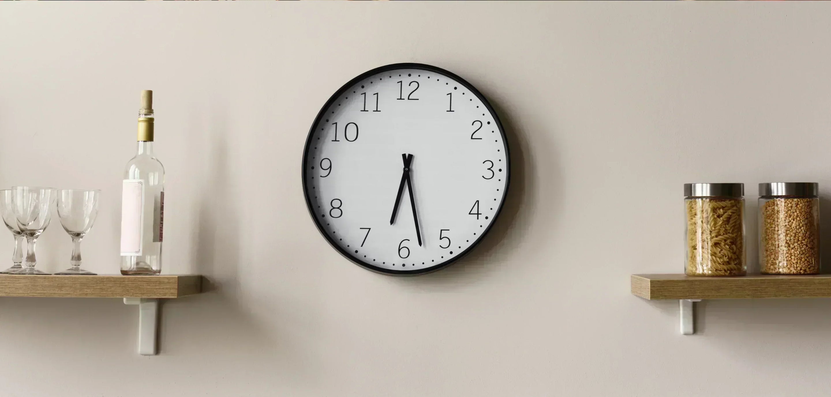 Black-rimmed analog zegar ścienny idealny do kuchni w artykule Jaki zegar do kuchni